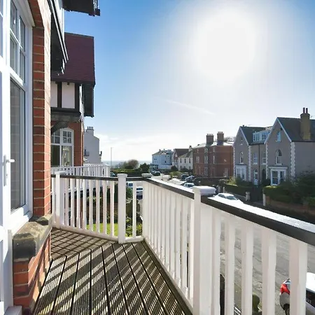 St Oswalds - Four-bedroom Edwardian Apartmán