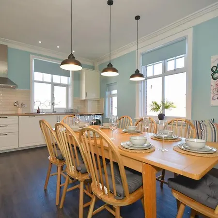 St Oswalds - Four-bedroom Edwardian Apartmán