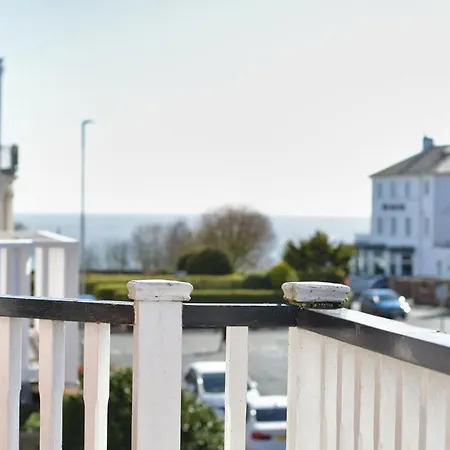 St Oswalds - Four-bedroom Edwardian Apartmán *