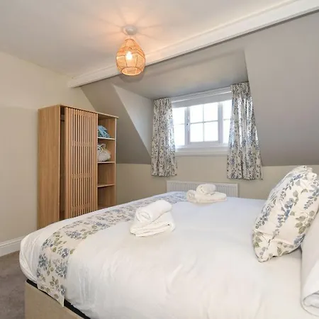 St Oswalds - Four-bedroom Edwardian * Filey